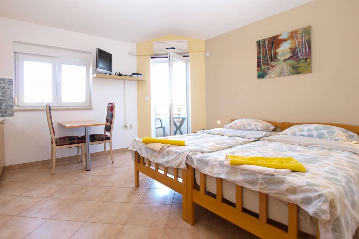Appartement, 1 chambre (1497/14487) | Ameublement unique, fer et planche à repasser, lit de bébé