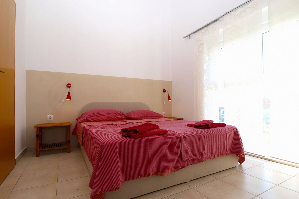 Appartement, 1 chambre (1497/14489) | Ameublement unique, fer et planche à repasser, lit de bébé