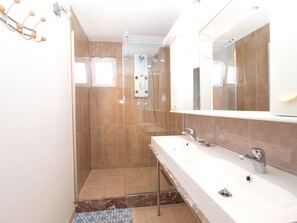 Apartment, 3 Bedrooms (1497/14494) | Bathroom | Shower, hair dryer, towels - Apartments Zoran 1497 (Fazana)