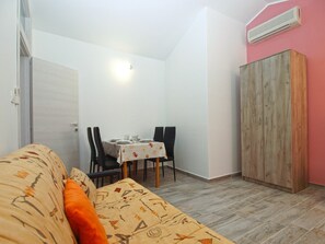 Apartment, 2 Bedrooms (898/2092) | Living area