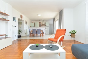 Apartment, 3 Bedrooms (596/11102) | Living area