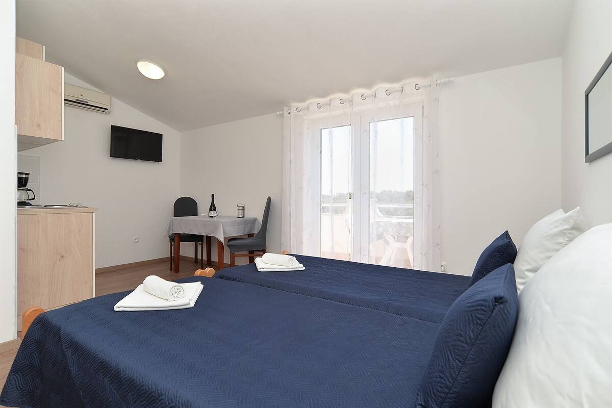 Apartment, 1 Bedroom (596/1439)