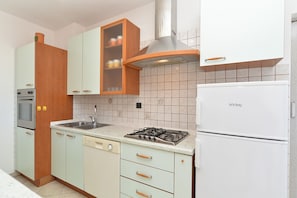 Apartment, 3 Bedrooms (596/11102) | Private kitchen