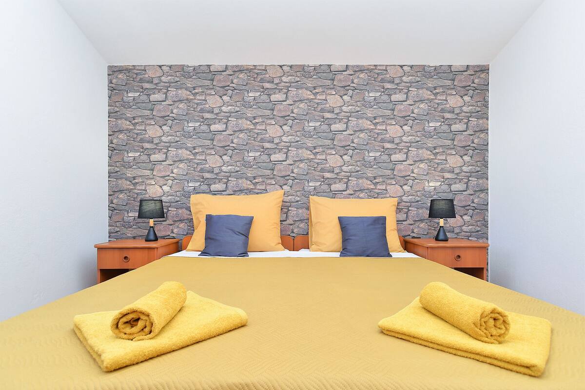 Apartment, 1 Bedroom (596/1440)