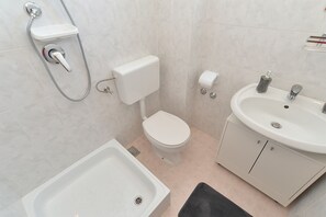 Apartment, 1 Bedroom (596/1439) | Bathroom - Apartments Emil 596 (Pula)