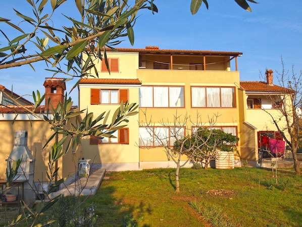 Vista frontal de la propiedad