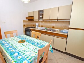Huoneisto, 2 makuuhuonetta (954/2433) | Yksityinen keittonurkkaus | Liesi, kahvin-/teenkeitin, keittoastiat/astiat/ruokailuvälineet