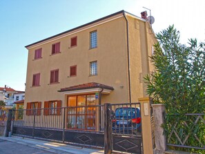 Vista frontal de la propiedad