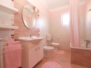 Apartment, 3 Bedrooms (1493/14311) | Bathroom - Apartments Nadia 1493 (Medulin)