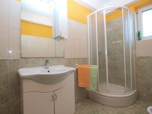 Apartment, 3 Bedrooms (1493/14310) | Bathroom | Shower, towels, soap - Apartments Nadia 1493 (Medulin)