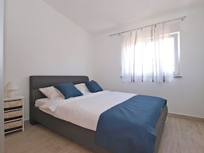 2 chambres, fer et planche à repasser, lits bébé (en supplément)