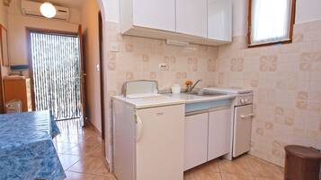 Apartment, 1 Bedroom (1066/5085) | Private kitchenette | Fridge, stovetop, cookware/dishes/utensils, freezer
