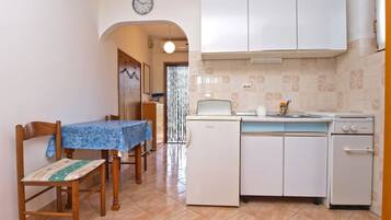 Apartment, 1 Bedroom (1066/5085) | Private kitchenette | Fridge, stovetop, cookware/dishes/utensils, freezer