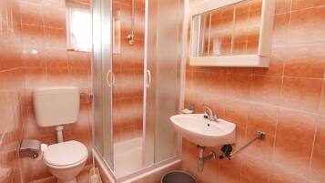 Apartment, 1 Bedroom (1066/5085) | Bathroom | Shower, hair dryer, towels
