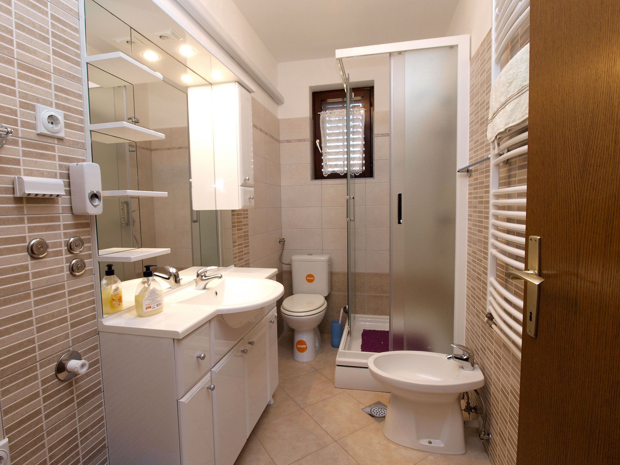 Apartment, 2 Bedrooms (994/3135) | Bathroom | Shower, hair dryer, towels