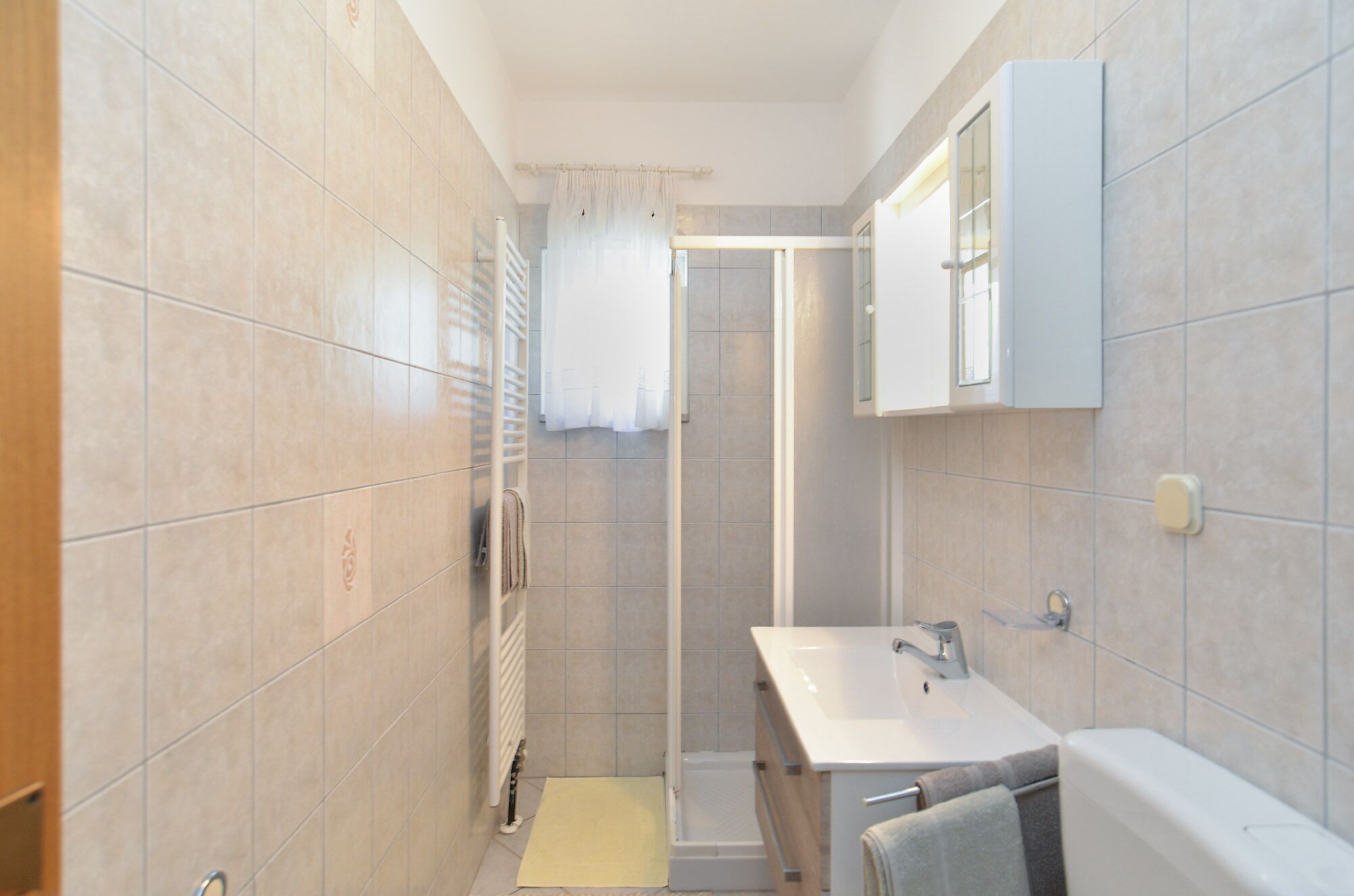 Une petite salle de bain comprenant une douche, un lavabo et des toilettes.