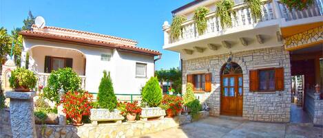 Vista frontal de la propiedad