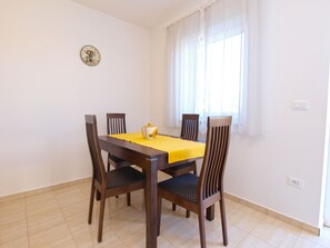 Apartment, 2 Bedrooms (1000/3236) | In-room dining