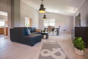 Apartment, 2 Bedrooms (992/10641) | Living room