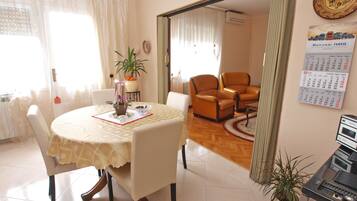 Apartment, 2 Bedrooms (1056/4401) | In-room dining