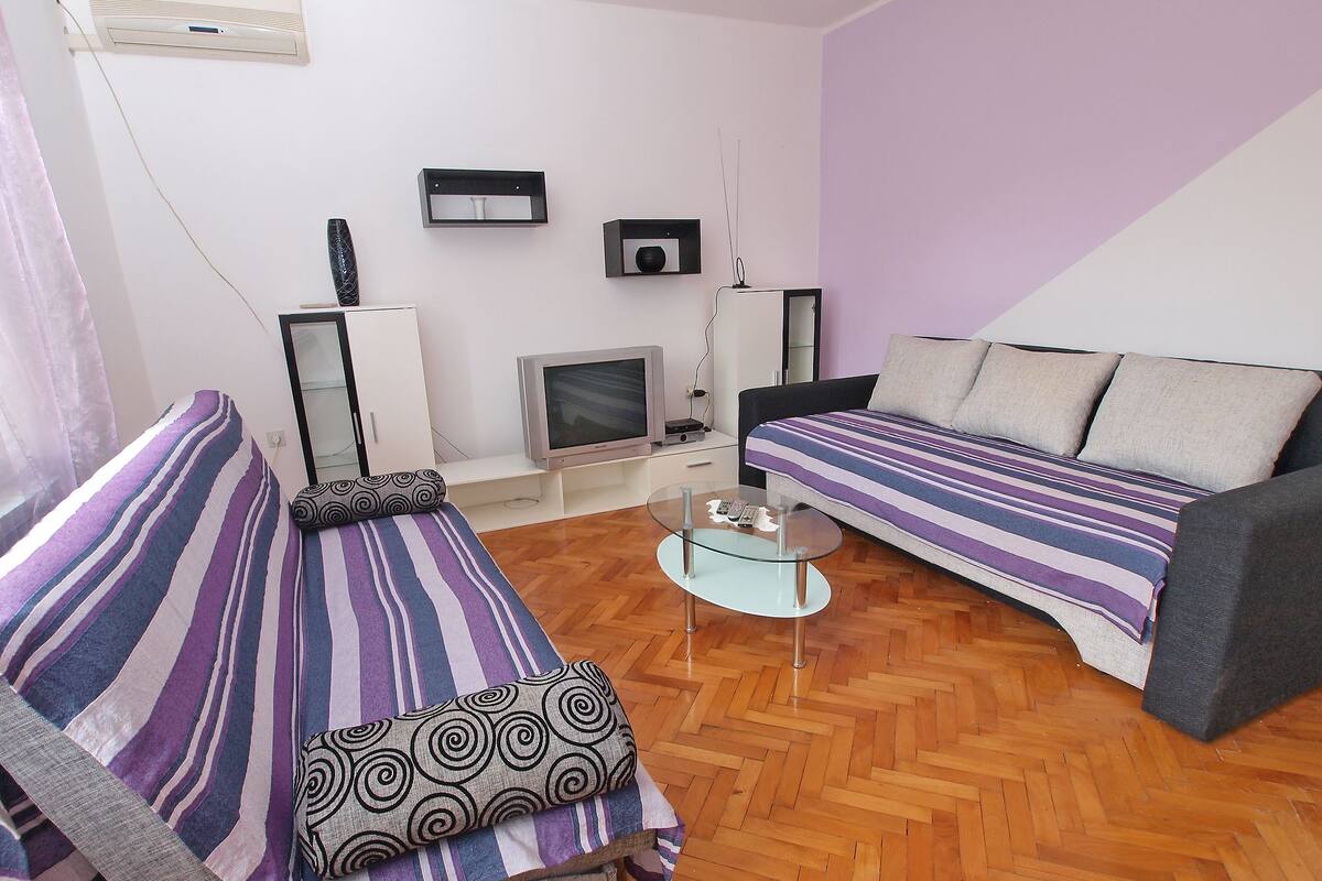 Apartment, 3 Bedrooms (1056/4400) | Living room