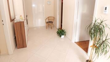 Apartment, 2 Bedrooms (1056/4401) | Living area | TV