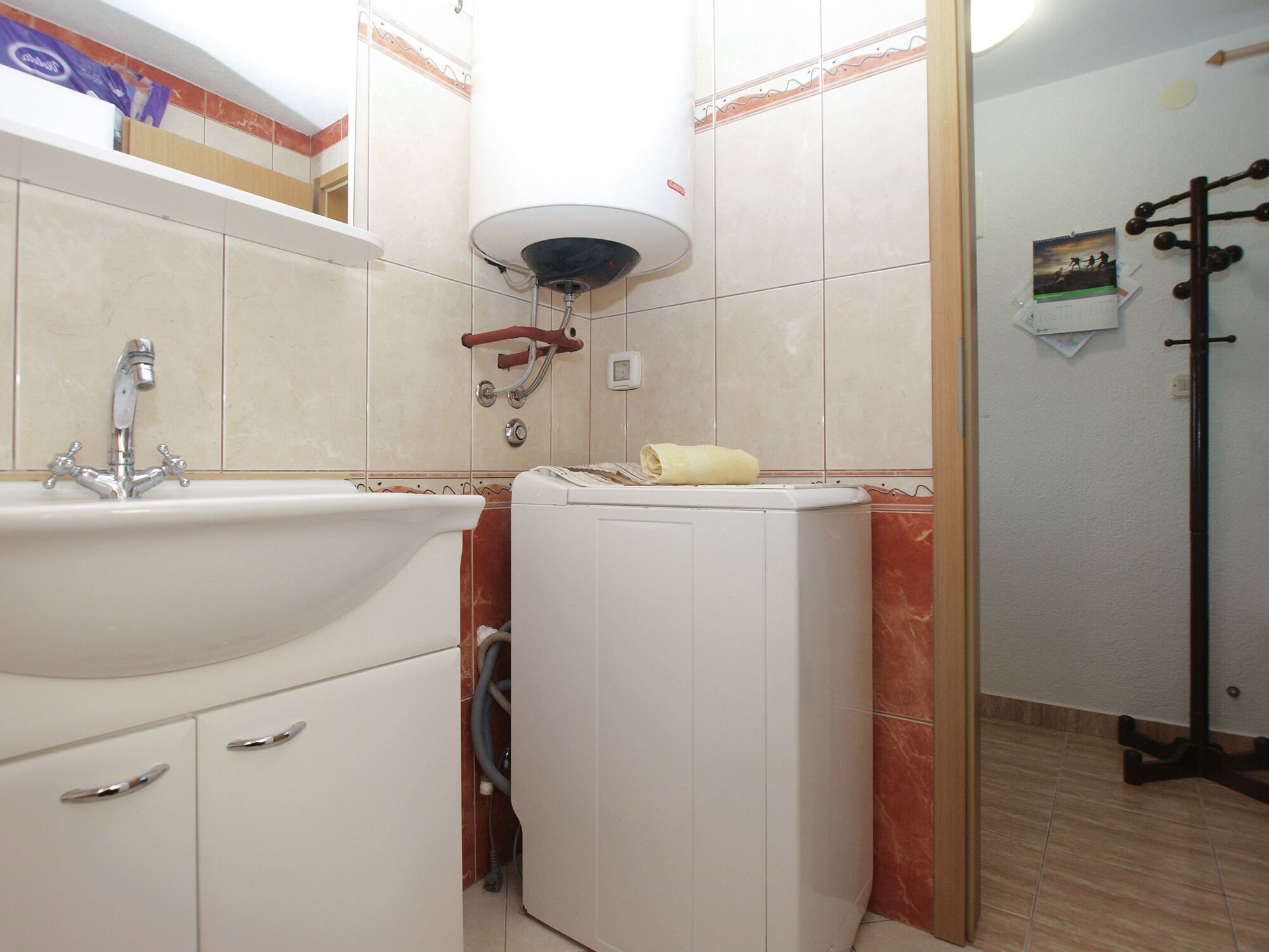 Un bagno con lavandino, specchio e zona doccia.