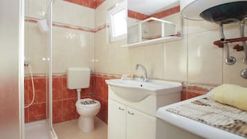 Apartment, 1 Bedroom (1227/11310) | Bathroom | Hair dryer, towels