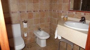 Double Room | Bathroom | Shower, free toiletries, hair dryer, towels