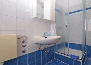 Double Room, 1 Bedroom (1452/13419) | Bathroom | Shower, hair dryer, towels - Rooms Ivica 1452 (Fazana)
