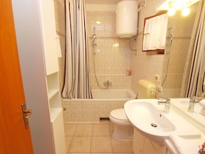 A bathroom with a bathtub, toilet, and sink. - Apartment Fatima 1514 (Pula)