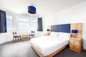 Dobbeltrom – superior, 1 queensize-seng, sjøutsikt | Skrivebord, strykejern/-brett og sengetøy