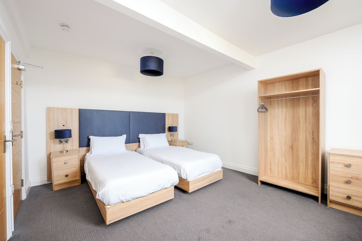 Superior Twin Room, 2 Twin Beds, Sea View | Desk, iron/ironing board, bed sheets