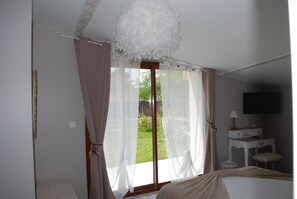 Comfort Room, Terrace, Garden Area | 1 bedroom, premium bedding, desk, cribs/infant beds - La Ferme de Coron (Belley)