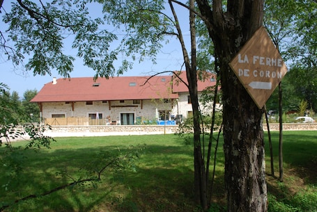 Front of property. La Ferme de Coron