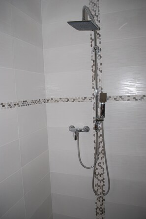 舒适客房, 露台, 花园 | 浴室 | 淋浴设施、大花洒淋浴喷头、毛巾