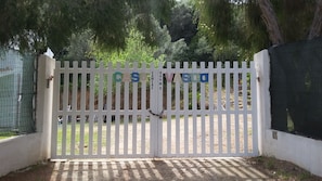 Ein begrenzter Eingangsbereich mit einem Schild, auf dem 'CASA VASCO' steht.
