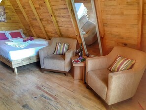 Classic-bungalow | Ylelliset vuodevaatteet, työpöytä