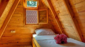Classic Bungalow | Premium bedding, desk, laptop workspace, free WiFi