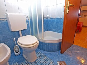 Appartement, 1 chambre (1270/12196) | Salle de bain | Douche, séchoir à cheveux, serviettes fournies