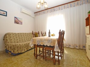 Apartamento, 2 habitaciones (1270/12195) | Zona de estar | Una televisión