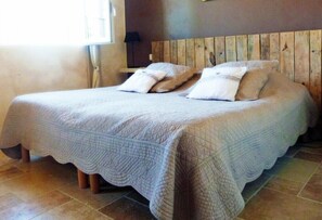 Habitación con 1 cama matrimonial o 2 individuales | Ropa de cama de alta calidad, minibar y decoración personalizada 