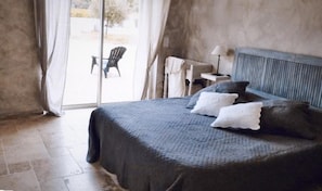 Double Room (Luberon) | Premium bedding, minibar, individually decorated, iron/ironing board - La Bastide Saint Victor (Puyvert)