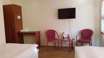 Quarto casal ou duplo, banheiro privativo | Escrivaninha, berços grátis, Wi-Fi de cortesia, roupa de cama