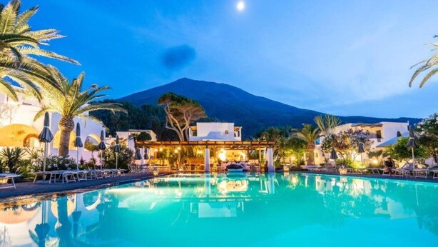 Una piscina al aire libre, sillones reclinables de piscina