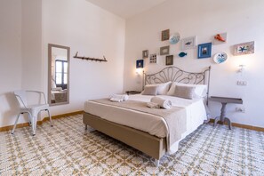 Minibar, caja de seguridad en la habitación, escritorio y cunas 