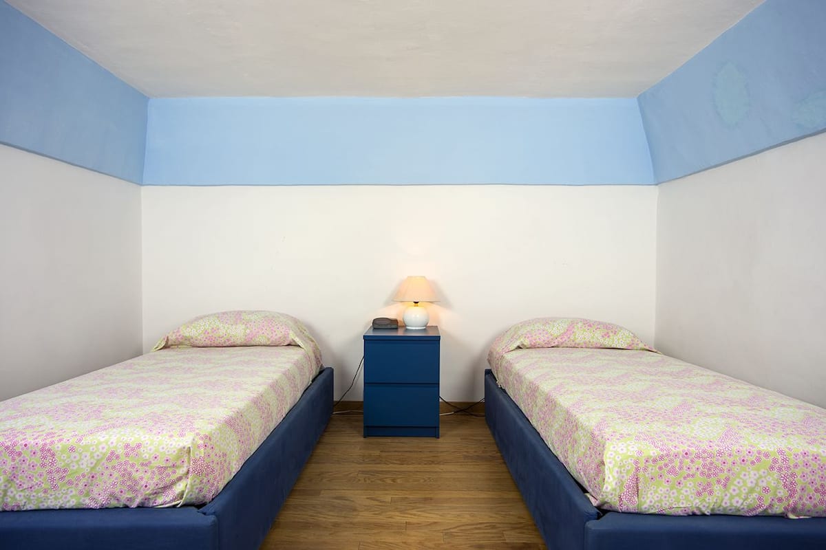 Driepersoonskamer, gedeelde badkamer | Een minibar, een kluis op de kamer, extra bedden, gratis wifi