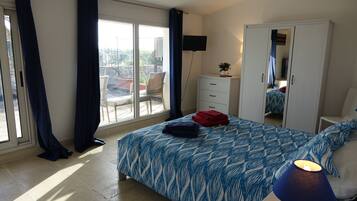 Chambre Double, 1 grand lit, salle de bains commune, vue jardin