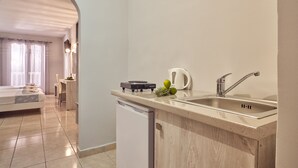 Eine moderne Küche mit Spüle, Wasserkocher und Arbeitsfläche.