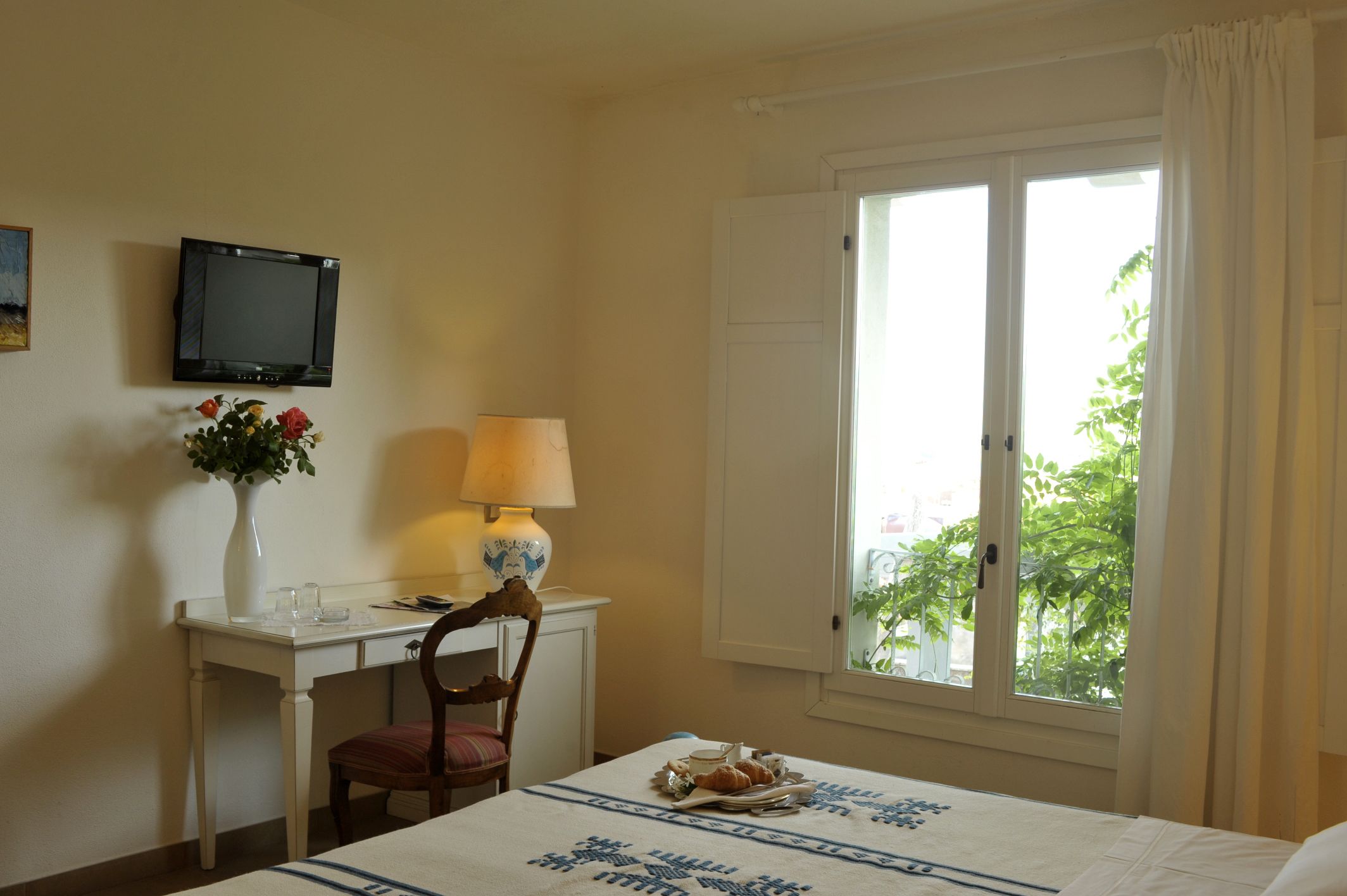 classic double room | premium bedding, minibar, in-room safe, desk